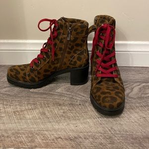 VINCE CAMUTO GAIANA SUEDE LEOPARD LACE UP ANKLE BOOT SIZE 7